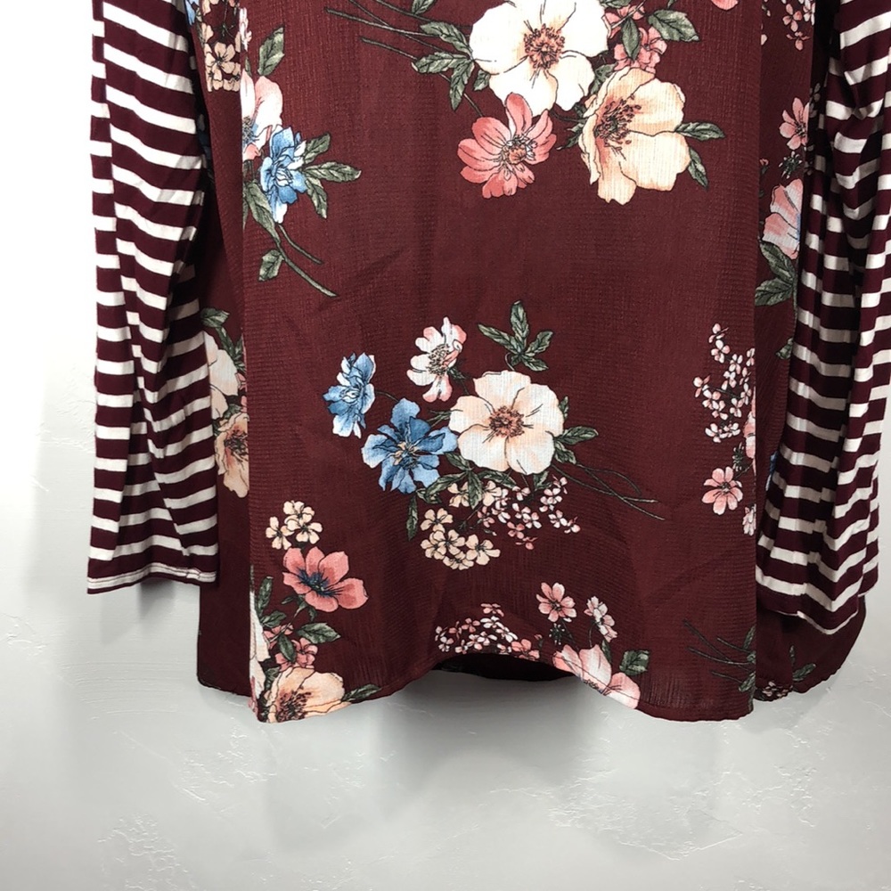 Betsey’s Boutique Shop red floral top size large - Picture 3 of 9